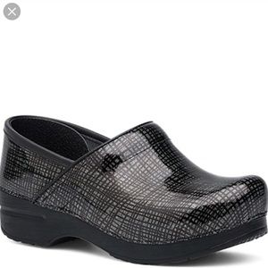 Dansko CRISSCROSS Silver and Black clog 39 9
